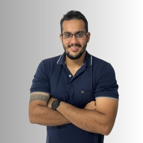 Professor Rafael Cardoso, de braços cruzados